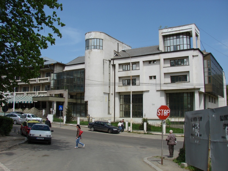 actual-ardaf-si-un-sediu-gol-de-fosta-banca Vecini Bloc N4