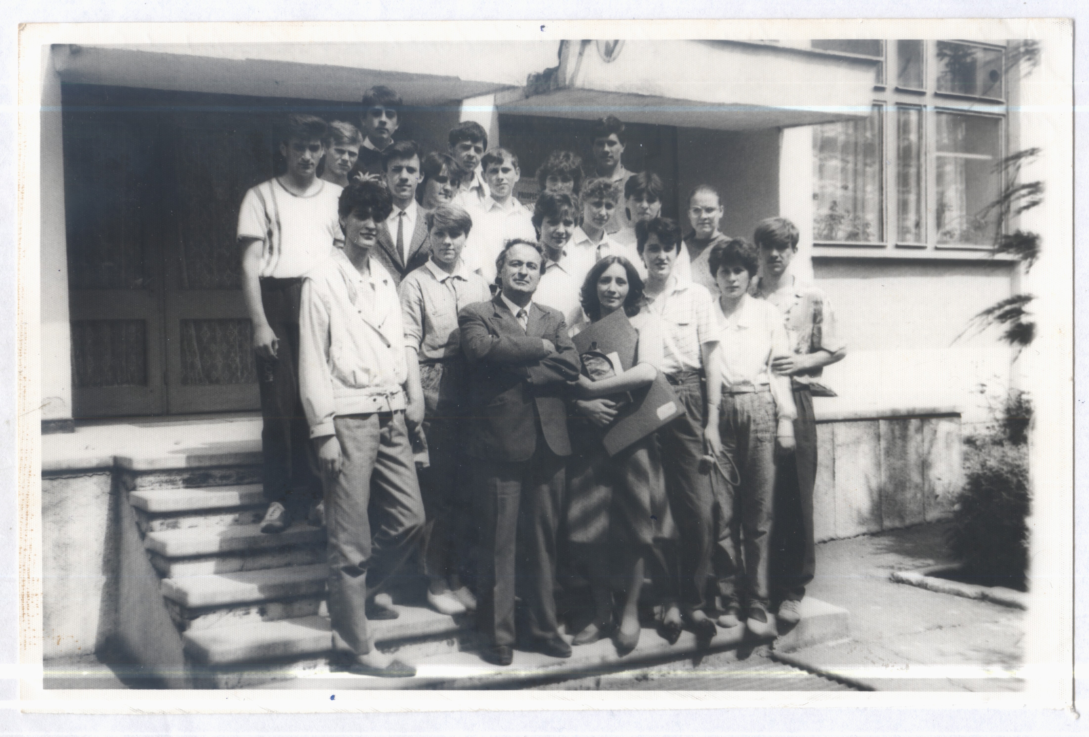 clasa-a-xii-a-f-cu-doi-profesori-15-iunie-1990 Clasa XII-F